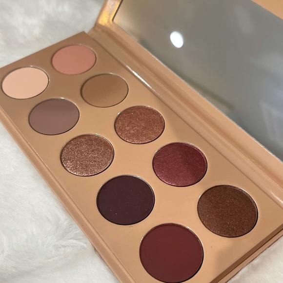 Classic Eyeshadow Palette- KKW Beauty
Kim Kardashian 🤎 - Picture 3 of 7